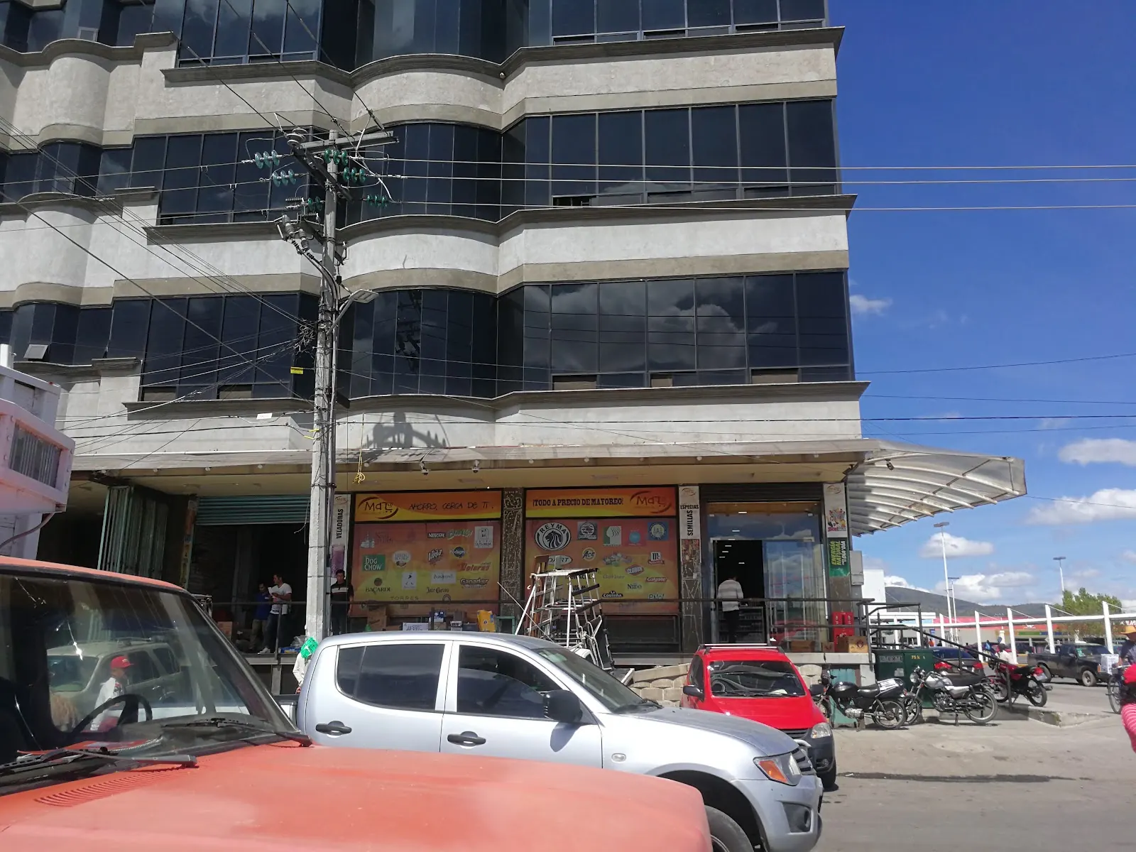 Fachada de MAZ Zumpango con anuncio de todo a precio de mayoreo