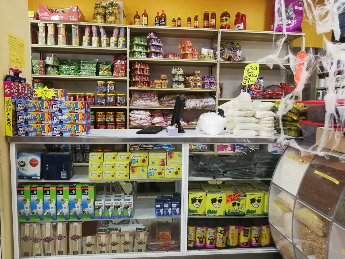Anaqueles con dulcería, botanas y artículos de limpieza en MAZ Zumpango