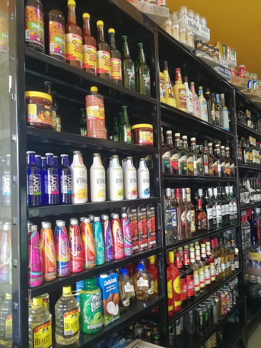 Exhibidor de cervezas, licores y refrescos en MAZ Zumpango